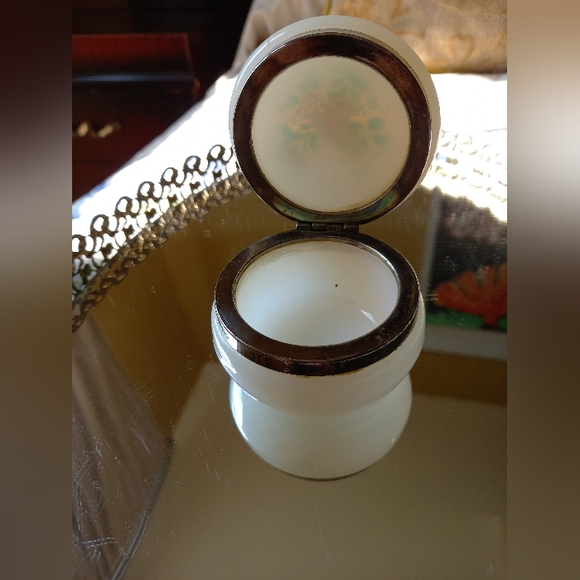 Vintage clamshell trinket box - Picture 10 of 13